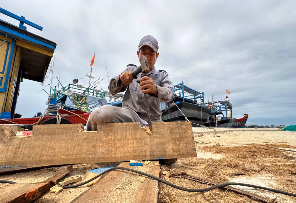 Các dịch vụ hậu cần nghề cá tại cảng như chế biến hải sản; khu sửa chữa tàu cá,... giúp ngư dân yên tâm vươn khơi bám biển Các dịch vụ hậu cần nghề cá tại cảng như chế biến hải sản; khu sửa chữa tàu cá,... giúp ngư dân yên tâm vươn khơi bám biển