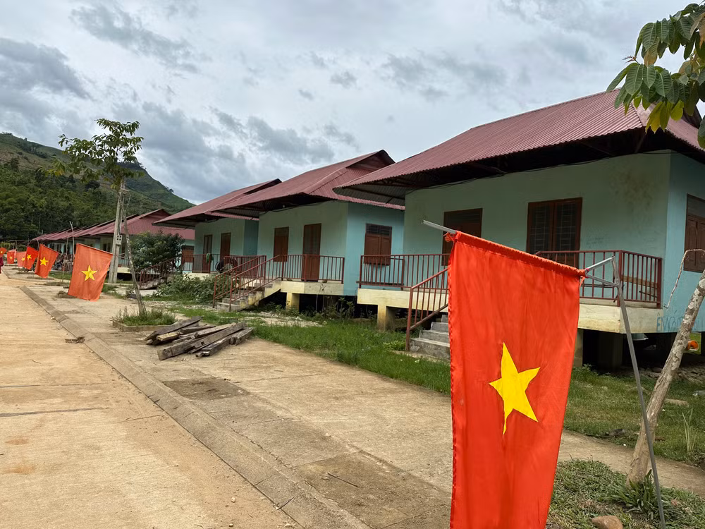 Sau khi bị mất nhà cửa sau vụ sạt lở nghiêm trọng năm 2020, người dân đã được chuyển đến sống tại những ngôi nhà khang trang, kiên cố xây dựng từ nguồn kinh phí xã hội hóa.