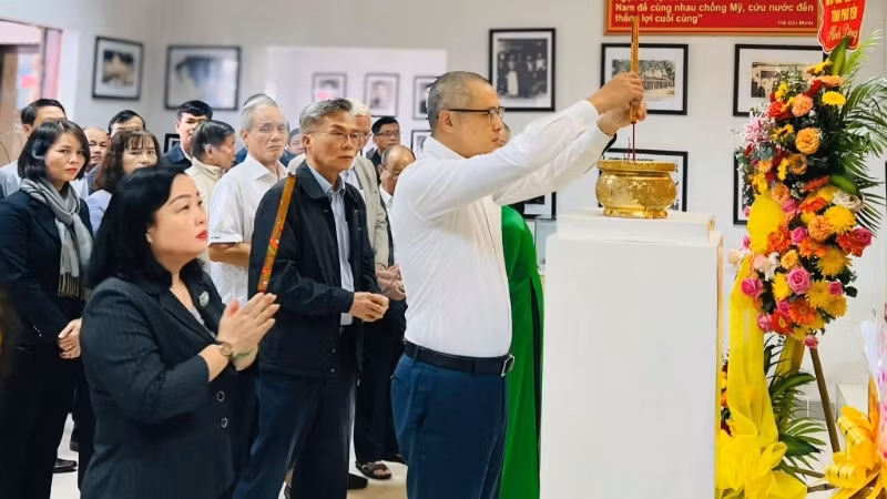 Các đồng chí lãnh đạo, nguyên lãnh đạo tỉnh Phú Yên dâng hương tưởng niệm cố Luật sư-Chủ tịch Nguyễn Hữu Thọ.
