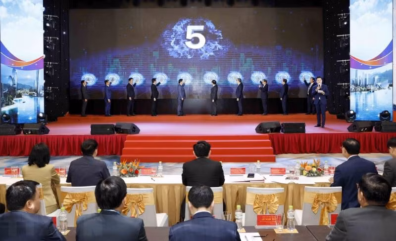 Phó Thủ tướng Trần Hồng Hà và các đại biểu thực hiện nghi thức công bố Quyết định của Thủ tướng Chính phủ.