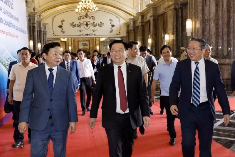 Chủ tịch Quốc hội Vương Đình Huệ, Phó Thủ tướng Chính phủ Trần Hồng Hà, Bí thư Tỉnh ủy Khánh Hòa Nguyễn Hải Ninh đến dự lễ công bố. (Ảnh: TTXVN)