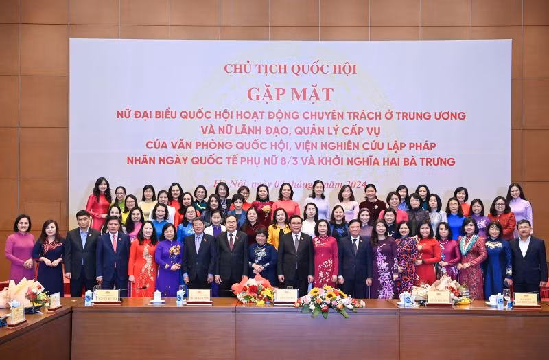 Chủ tịch Quốc hội Vương Đình Huệ chụp ảnh lưu niệm với các đại biểu tại cuộc gặp mặt.