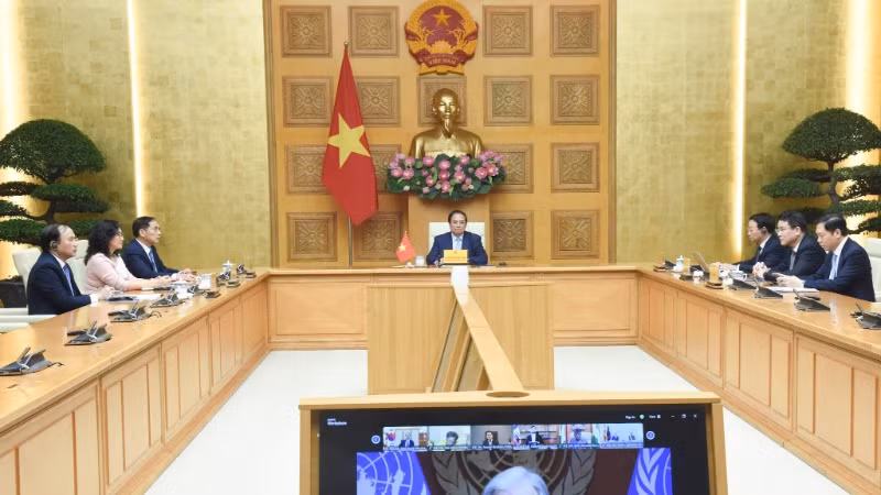 Thủ tướng Phạm Minh Chính và lãnh đạo các bộ, ban, ngành của Chính phủ Việt Nam tham dự Hội nghị cấp cao trực tuyến về biến đổi khí hậu tại điểm cầu Hà Nội. (Ảnh: TRẦN HẢI)