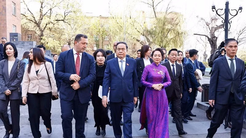 Chủ tịch Quốc hội Trần Thanh Mẫn và Phu nhân thăm Trường đại học Tổng hợp Quốc gia Yerevan. Ảnh: Doãn Tấn/TTXVN 