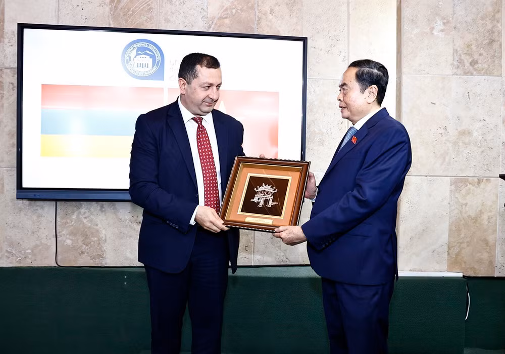 Chủ tịch Quốc hội Trần Thanh Mẫn tặng quà lưu niệm cho Đại học Tổng hợp Quốc gia Yerevan. (Ảnh: Doãn Tấn/TTXVN)