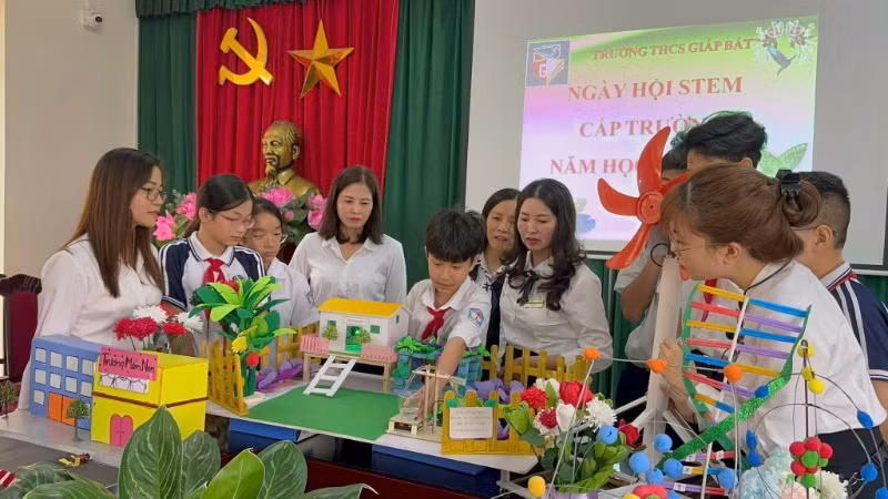 Các em học sinh Trường THCS Giáp Bát sáng tạo các mô hình hữu ích trong Ngày hội STEM.