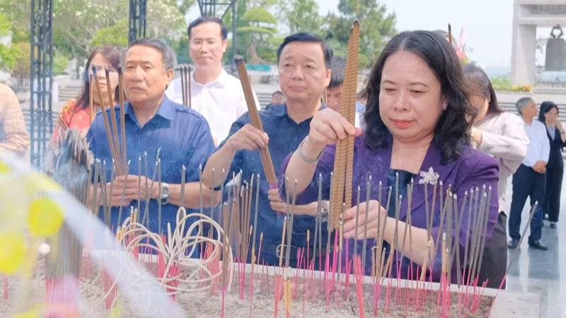 Phó Chủ tịch nước Võ Thị Ánh Xuân, Phó Thủ tướng Trần Hồng Hà dâng hương tại Nghĩa trang Liệt sĩ quốc gia Đường 9.
