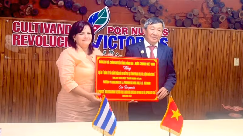 Lãnh đạo tỉnh Đồng Nai trao tặng hỗ trợ dự án Quản lý Khả năng phục hồi và Giảm thiểu rủi ro đô thị tại tỉnh Pinar del Río (Nguồn: Đại sứ quán Việt Nam tại Cuba)