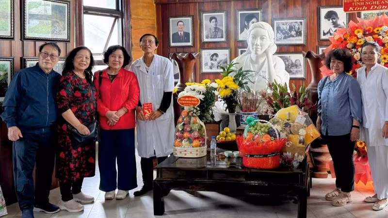 Người thân của liệt sĩ Đặng Thùy Trâm và các bác sĩ của bệnh xá.