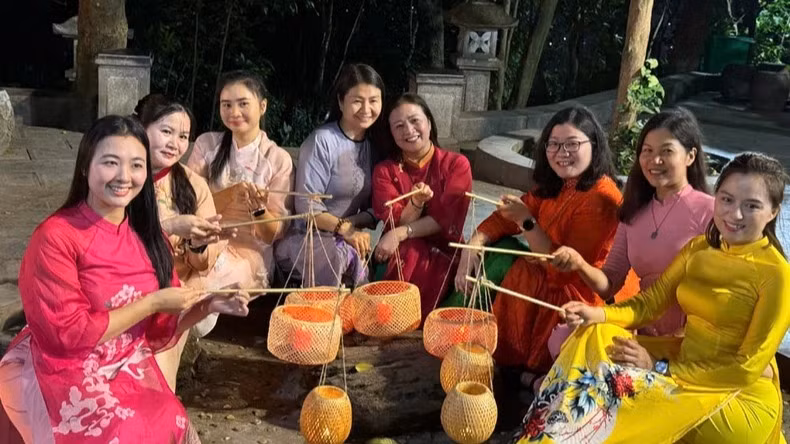 Du khách trải nghiệm tour đêm Đền Hùng 2025. (Ảnh: nhandan.vn)