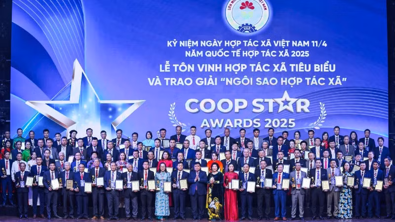 Lễ tôn vinh hợp tác xã tiêu biểu và trao giải Ngôi sao hợp tác xã.