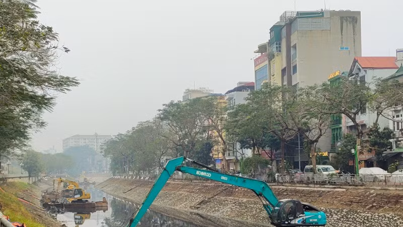 Công ty TNHH một thành viên Thoát nước Hà Nội nạo vét, hút bùn dưới lòng sông Tô Lịch. (Ảnh TUẤN SƠN) Công ty TNHH một thành viên Thoát nước Hà Nội nạo vét, hút bùn dưới lòng sông Tô Lịch. (Ảnh TUẤN SƠN)