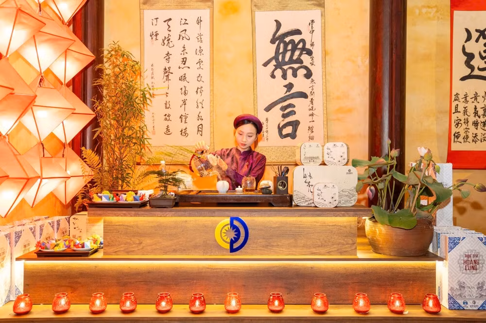 Trà nương pha trà tại buổi Ngự trà. Trà nương pha trà tại buổi Ngự trà.