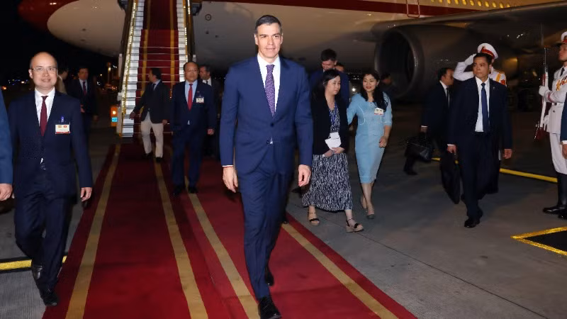Thủ tướng Tây Ban Nha Pedro Sanchez tới Hà Nội, bắt đầu thăm chính thức Việt Nam. (Ảnh: Phạm Kiên/TTXVN)
