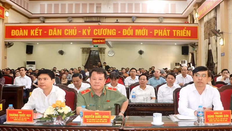 Các đại biểu dự hội nghị tiếp xúc cử tri tại thành phố Phủ Lý.