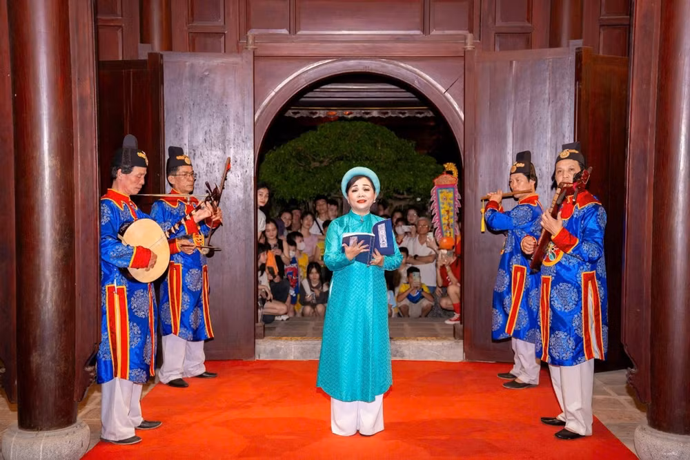 Ca nương biểu diễn “Ngự Hương trà ngát hoàng cung”. Ca nương biểu diễn “Ngự Hương trà ngát hoàng cung”.