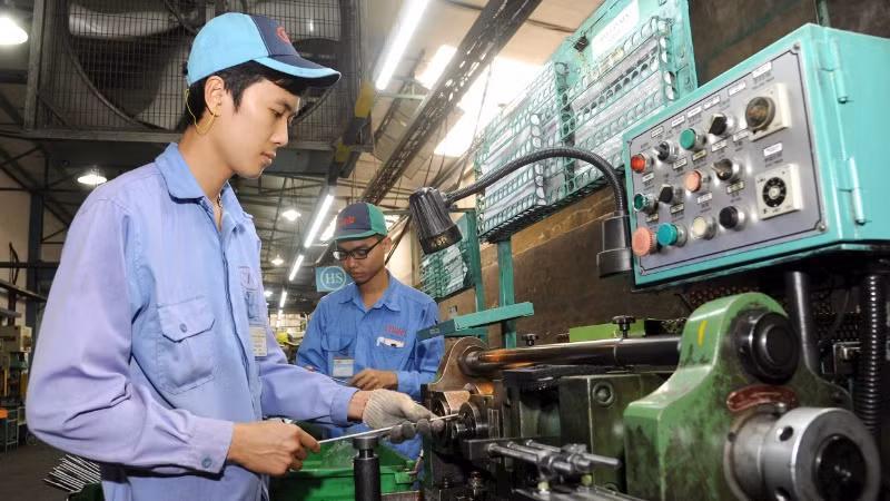 Sản xuất linh kiện xe máy tại Công ty TNHH Công nghệ Cosmos (Khu công nghiệp Khai Quang, Vĩnh Phúc). (Ảnh KHÁNH AN)
