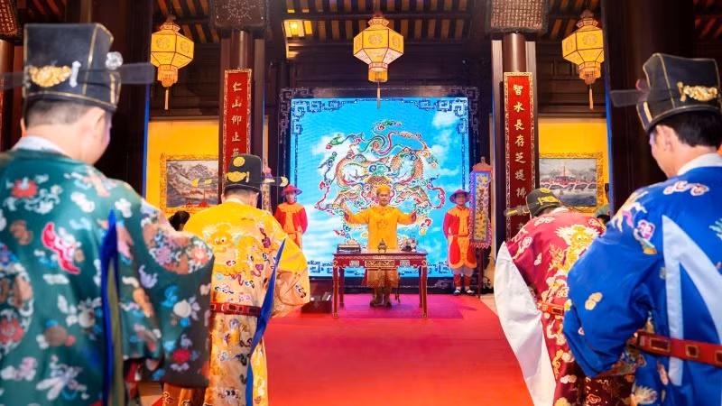 Nhà vua mở tiệc ngự trà.