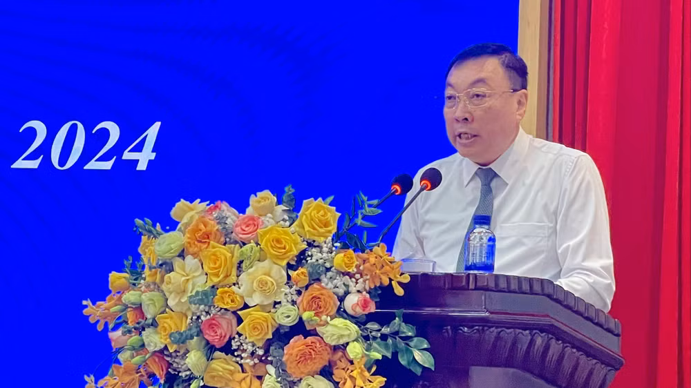 Bí thư Thành ủy Ninh Bình Đinh Văn Tiên phát biểu tại kỳ họp. Bí thư Thành ủy Ninh Bình Đinh Văn Tiên phát biểu tại kỳ họp.