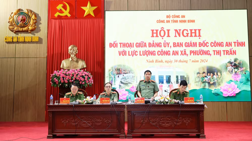 Đồng chí Đại tá Đặng Trọng Cường, Giám đốc Công an tỉnh Ninh Bình điều hành phần nội dung đối thoại.