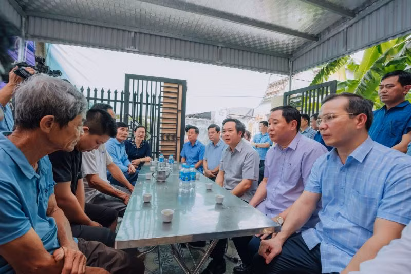 Đoàn công tác lãnh đạo tỉnh Ninh Bình đến động viên gia đình nạn nhân sớm vượt qua nỗi đau mất mát, ổn định tinh thần và cuộc sống. Đoàn công tác lãnh đạo tỉnh Ninh Bình đến động viên gia đình nạn nhân sớm vượt qua nỗi đau mất mát, ổn định tinh thần và cuộc sống.