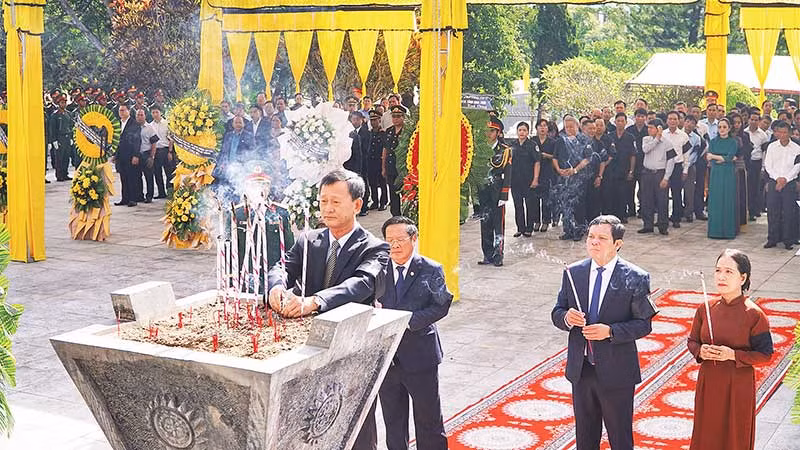 Đoàn đại biểu Tỉnh ủy, Hội đồng nhân dân, Ủy ban nhân dân, Ủy ban Mặt trận Tổ quốc Việt Nam tỉnh Kon Tum dâng hương lên các liệt sĩ.