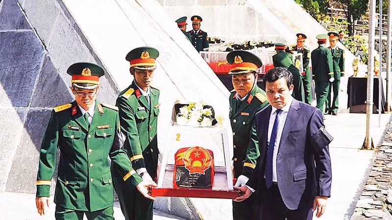 Đưa hài cốt các anh về nơi an nghỉ.