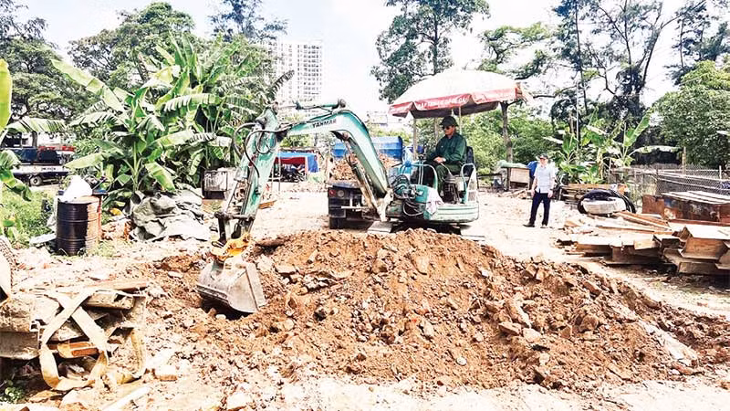 Lực lượng chức năng xã Tứ Hiệp xử lý vi phạm đất đai.