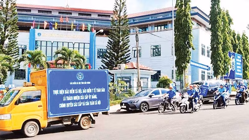 Bảo hiểm xã hội tỉnh Đắk Nông tổ chức tuyên truyền lưu động, hưởng ứng Tháng vận động, triển khai bảo hiểm xã hội toàn dân. Bảo hiểm xã hội tỉnh Đắk Nông tổ chức tuyên truyền lưu động, hưởng ứng Tháng vận động, triển khai bảo hiểm xã hội toàn dân.