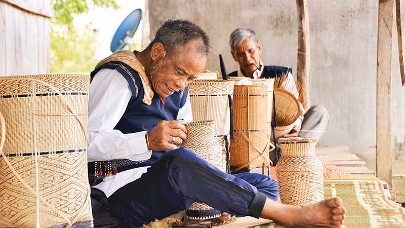 Nghệ nhân làng Kgiang đang góp phần gìn giữ một nét đẹp văn hóa người Ba Na.