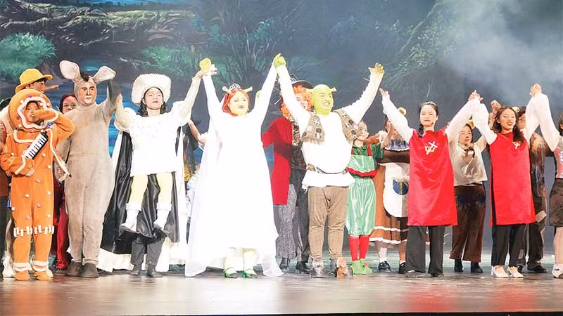Vở nhạc kịch "Shrek" thu hút các em thiếu nhi thành phố trong dịp hè 2024.