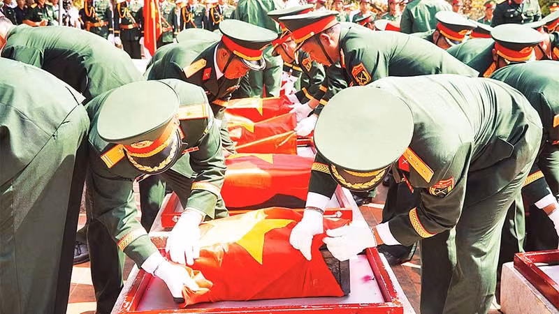 Thực hiện nghi lễ đưa các chuyên gia, liệt sĩ an nghỉ trên đất Mẹ.