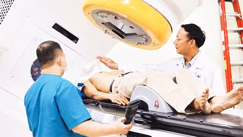 Bác sĩ kiểm tra bệnh nhân trước khi xạ trị lần đầu.