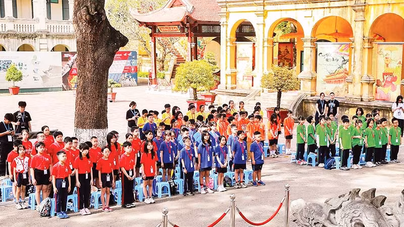 Các em học sinh tham gia buổi học ngoại khóa về di sản tại Hoàng thành Thăng Long.