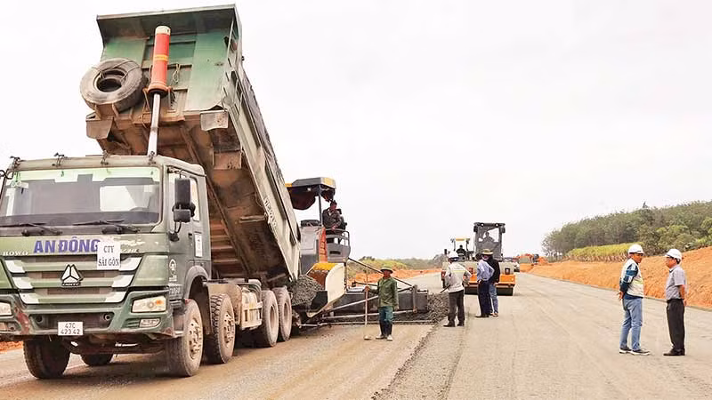 Các nhà thầu đang đẩy nhanh tiến độ thi công Dự án thành phần 3 cao tốc đường bộ Khánh Hòa-Buôn Ma Thuột.
