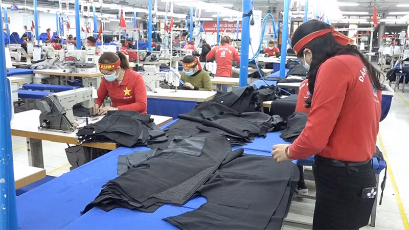Sản xuất hàng may mặc xuất khẩu tại Tổng công ty May 10. (Ảnh: TTXVN)