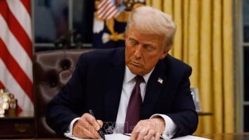 Ảnh minh họa: Tổng thống Mỹ Donald Trump ký sắc lệnh tại Nhà Trắng ngày 20/1/2025. (Ảnh: Getty Images/TTXVN)