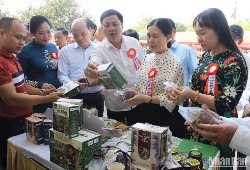 Hội chợ giới thiệu, quảng bá các sản phẩm OCOP nằm trong chuỗi sự kiện của Lễ hội chùa Keo mùa Thu năm 2023 tại huyện Vũ Thư (tỉnh Thái Bình).