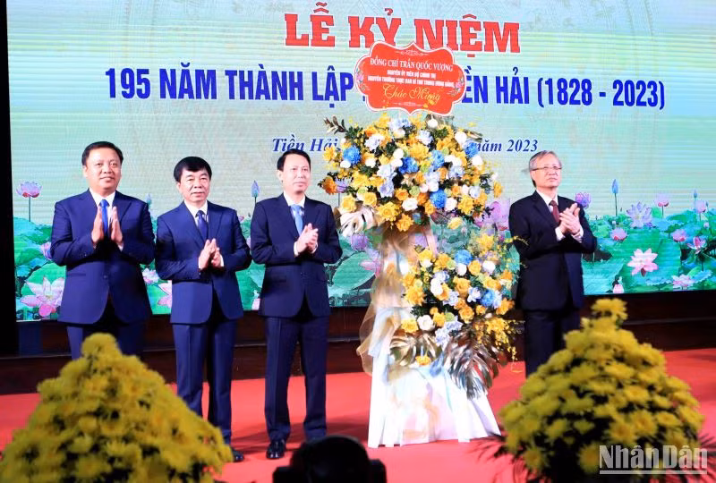 Nguyên Thường trực Ban Bí thư Trung ương Đảng Trần Quốc Vượng tặng hoa chúc mừng Đảng bộ, chính quyền và nhân dân huyện Tiền Hải. (Ảnh Mai Tú)