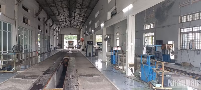 Tạm dừng 1 dây chuyền kiểm định tại Trung tâm đăng kiểm xe cơ giới 17-01D do vắng khách. (Ảnh: Mai Tú)