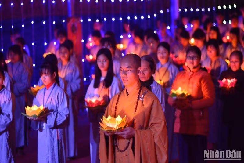 Đêm hội hoa đăng tại Lễ hội chùa Keo. Đêm hội hoa đăng tại Lễ hội chùa Keo.