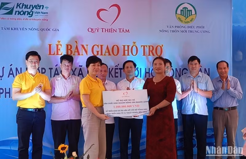Đại diện Quỹ Thiện Tâm trao biểu trưng hỗ trợ vốn vay mua máy móc nông nghiệp cho Hợp tác xã sản xuất, kinh doanh nông sản Quang Lanh (huyện Kiến Xương, tỉnh Thái Bình).