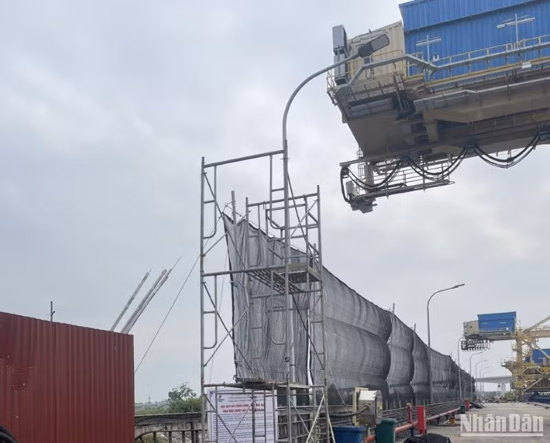 Nhà máy lắp đặt hệ thống che chắn chống bụi phát tán ra khu vực chung quanh. Nhà máy lắp đặt hệ thống che chắn chống bụi phát tán ra khu vực chung quanh.