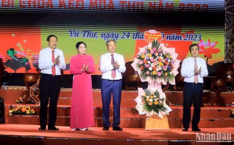Bí thư Tỉnh ủy Thái Bình Ngô Đông Hải tặng hoa chúc mừng Lễ hội.