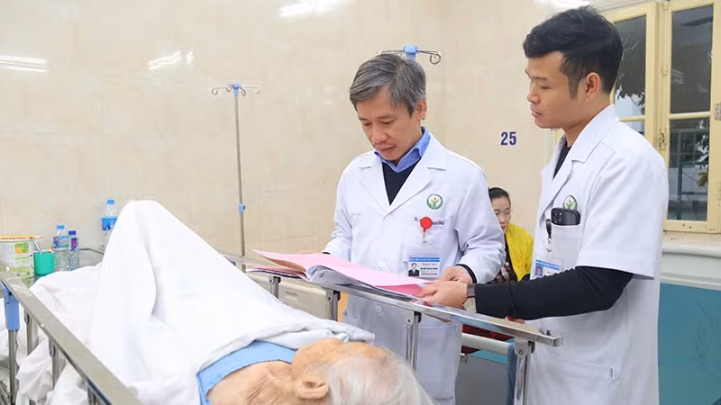 Bác sĩ Bệnh viện Hữu nghị Việt Đức thăm khám cho bệnh nhân cao tuổi. Ảnh; nhandan.vn.