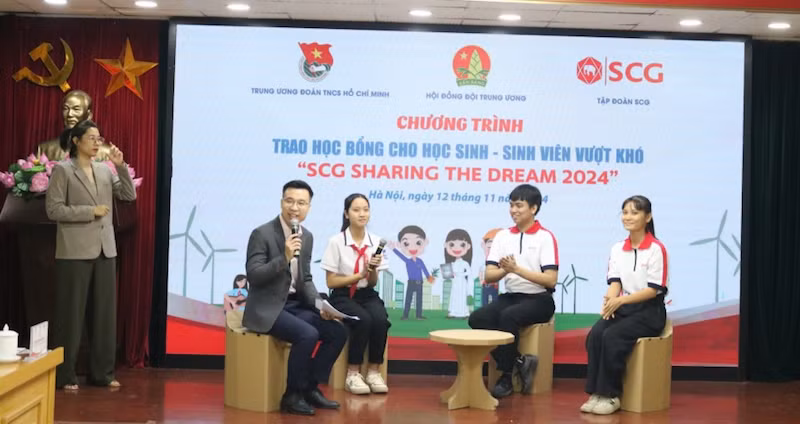 Trần Thị Mai Huê (người ngồi bên phải) trong chương trình giao lưu với đoàn viên, thanh niên. Trần Thị Mai Huê (người ngồi bên phải) trong chương trình giao lưu với đoàn viên, thanh niên.
