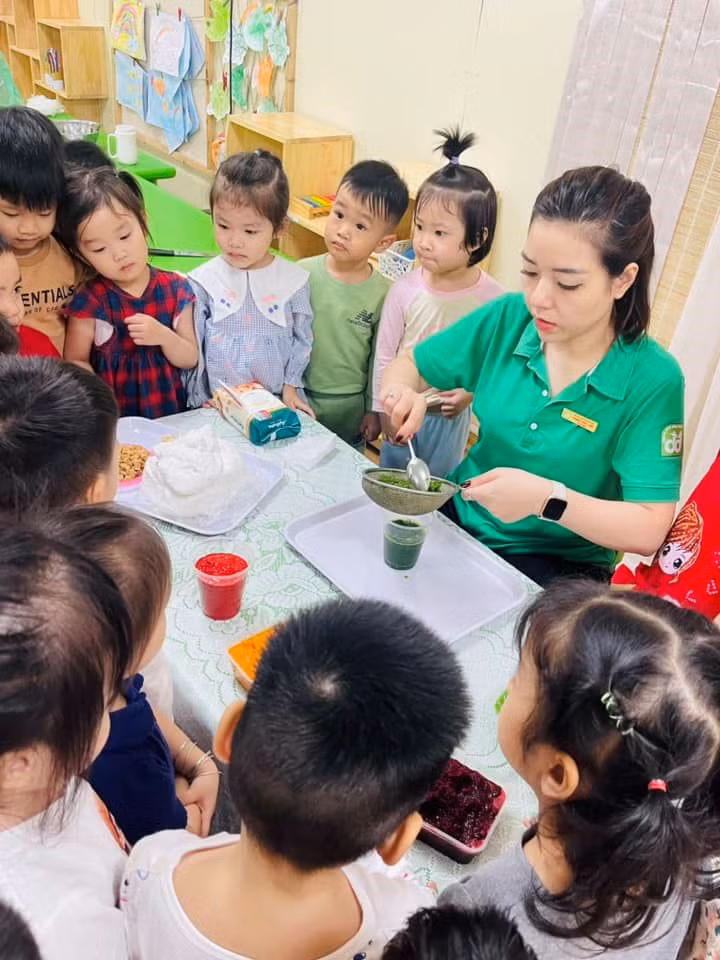 Cô giáo dạy các bé cách tạo màu từ thực phẩm tự nhiên. Cô giáo dạy các bé cách tạo màu từ thực phẩm tự nhiên.