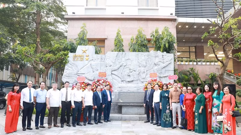 Bia lưu niệm sự kiện cách mạng kháng chiến Chiến lũy Ô Cầu Dền - Liên khu II được dựng lên trong khuôn viên trụ sở Ủy ban nhân dân quận Hai Bà Trưng góp phần khơi dậy lòng tự hào, giáo dục truyền thống cách mạng cho các thế hệ trẻ.