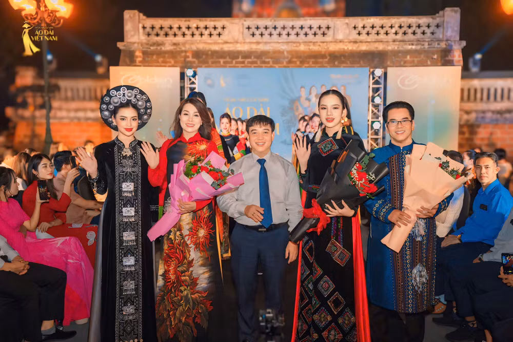 Phó Chủ tịch UBND thị xã Sơn Tây Lê Đại Thăng cùng các nghệ sĩ và thí sinh tham gia chương trình.