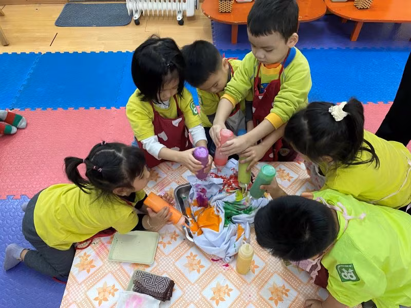 Các bé trong giờ học tạo hình ứng dụng phương pháp STEAM. Các bé trong giờ học tạo hình ứng dụng phương pháp STEAM.